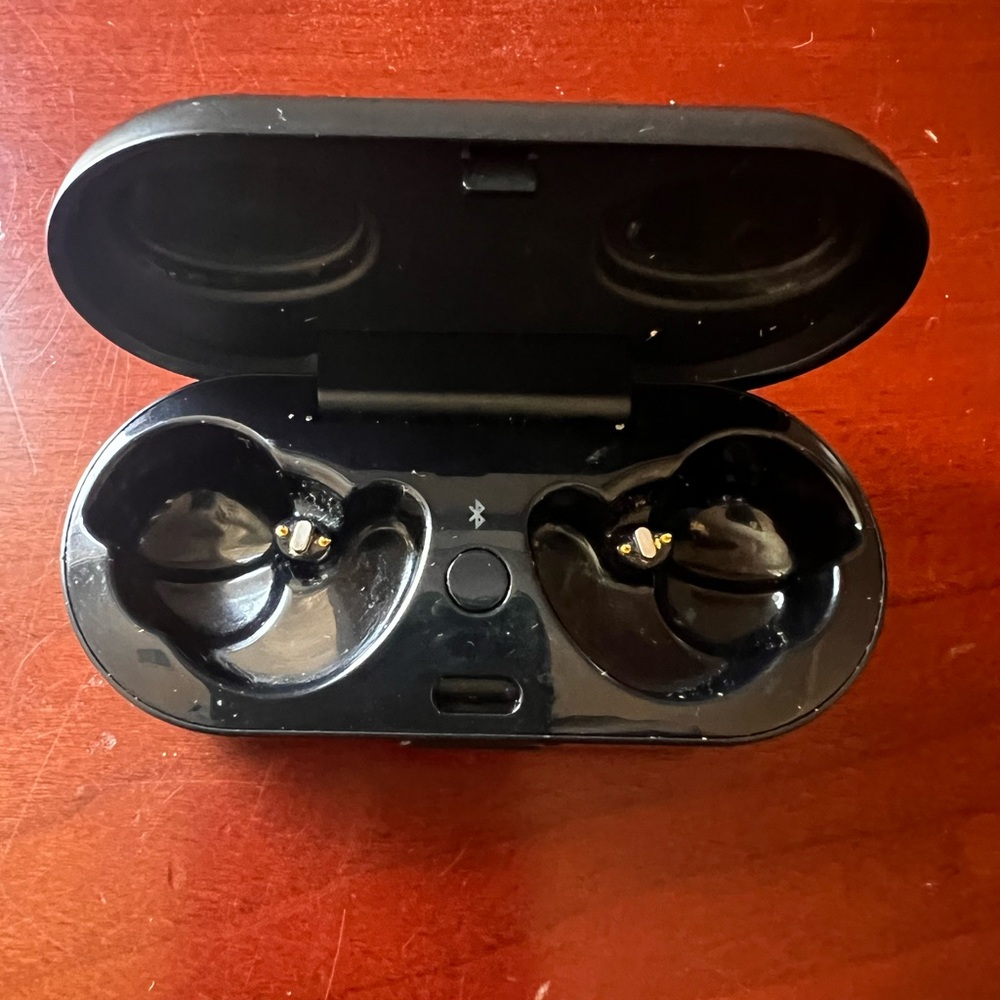 Bose Sport earbuds spare charging case only 427929 - Picture 2 of 4